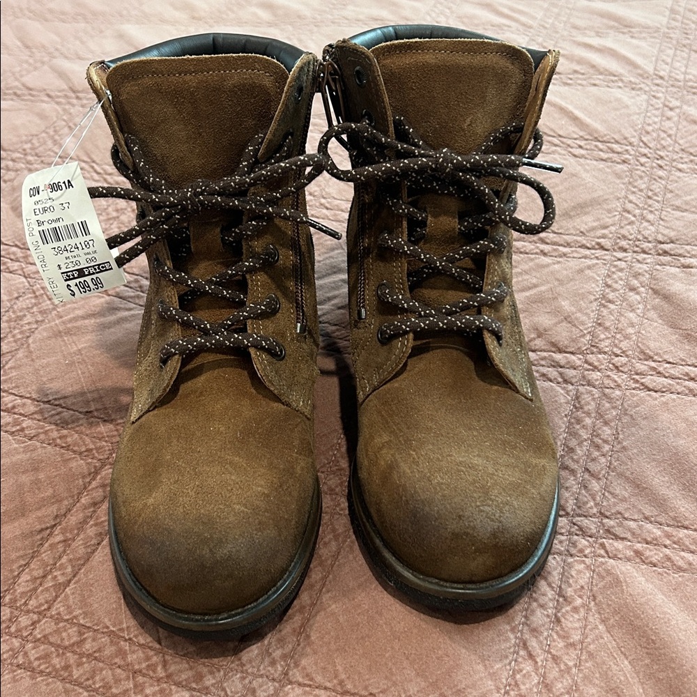 NWT! Taos Footwear Brown Lace-Up Boots!